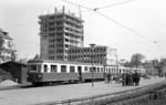 Ein Triebwagen der KBE (Köln-Bonner Eisenbahn) am Barbarossaplatz in Köln. (1956) <i>Foto: Michael Holden</i>