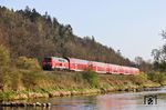 218 424 mit RE 4857 nach München am Naabufer bei Nabburg. (17.04.2025) <i>Foto: Joachim Bügel</i>