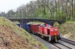 294 788 mit einem der wenigen Plangüterzüge KT 50407 von Regensburg Ost nach Altenschwand bei Pirkensee. (17.04.2025) <i>Foto: Joachim Bügel</i>