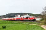 Ohne Halt geht es für 218 424 vor RE 4856 nach Hof durch den Bahnhof Nabburg. (17.04.2025) <i>Foto: Joachim Bügel</i>