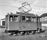 Der Schleifwagen 203 im Depot Nord der Freiburger Straßenbahn an der Komturstraße. Das Fahrzeug war 1914 bei Schörling in Hannover gebaut worden. 1971 erhielt der Wagen die neue Nummer 414 und war noch bis 1982 im Einsatz. Er blieb als Museumswagen erhalten. (02.05.1961) <i>Foto: Reinhard Todt</i>