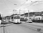 Tw 102 auf der Linie 4 nach Littenweiler am Betriebshof Süd unweit der Haltestelle Eichstetter Straße. Obwohl die 1959 von der Waggonfabrik Rastatt gelieferten drei Sattelgelenkwagen Tw 100 bis 102 (vorne feste Achsen, hinten Drehgestell) bereits nicht mehr zeitgemäß waren, standen sie aber für einen ersten, zaghaften Modernisierungsversuch der Freiburger Straßenbahn. So wurden die Wagen von der Bevölkerung nach dem damals populären Satellitenprogramm „Sputnik“ getauft. (05.1967) <i>Foto: Reinhard Todt</i>