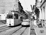 Der Einrichtungs-Triebwagen 101 (Waggonfabrik Rastatt, Baujahr 1959) quetscht sich auf der Linie 4 in der Salzstraße durch die Freiburger Innenstadt. (05.1967) <i>Foto: Reinhard Todt</i>