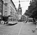 GT4-Triebwagen 110 auf der Linie 2 nach Zähringen am Bertoldsbrunnen in der Freiburger Kaiser-Joseph-Straße. Im Hintergrund das Martinstor. (08.1985) <i>Foto: Reinhard Todt</i>