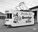 Reklamewagen der Straßenbahn Freiburg. In Deutschland ist Alkoholwerbung grundsätzlich erlaubt, aber einige Einschränkungen bestehen, um den Jugendschutz zu gewährleisten. So dürfen Werbungen für alkoholische Getränke Kinder und Jugendliche nicht besonders ansprechen und auch nicht aufzeigen, wie sie Alkohol konsumieren. Außerdem gibt es Verbote für Werbung in bestimmten Medien und an bestimmten Orten, um den Einfluss auf Minderjährige zu reduzieren. Somit wäre heute eine solche Werbung heute nicht mehr zulässig. (02.05.1961) <i>Foto: Reinhard Todt</i>