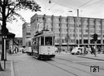 Tw 34 mit Beiwagen vor dem 1961 fertiggestellen Kollegiengebäude II der Albert-Ludwigs-Universität in der Bertoldstraße. (02.05.1961) <i>Foto: Reinhard Todt</i>