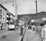 Tw 52 (Waggonfabrik Fuchs, Baujahr 1927) auf der Linie 5 nach Haslach an einem "Freiburger Bächle". Die künstlich angelegten Wasserläufe in den meisten Straßen und Gassen der Altstadt versorgten einst die Stadt mit Trinkwasser aus der Dreisam. Die Gesamtlänge der Bächle beträgt 15,9 Kilometer, von denen 6,4 Kilometer unterirdisch verlaufen. (02.05.1961) <i>Foto: Reinhard Todt</i>