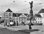 Tw 54 (Waggonfabrik Rastatt, Baujahr 1927) auf der Linie 1 mit dem Siegesdenkmal vor dem Schunck-Haus am Europaplatz in Freiburg. Das Denkmal soll an den Sieg Deutschlands im Deutsch-Französischen Krieg im Jahre 1871 erinnern. Es ist dem XIV. Armeekorps gewidmet, bei dem größtenteils Soldaten aus Baden dienten, und wurde 1876 eingeweiht. (02.05.1961) <i>Foto: Reinhard Todt</i>