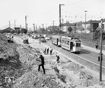 Tw 74 (Waggonfabrik Rastatt, Baujahr 1953) auf der Linie 3 an der Unterführung zur Breisacher Straße in der nördlichen Bahnhofsausfahrt des Freiburger Hbf. (05.1967) <i>Foto: Reinhard Todt</i>