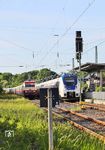 Im Bahnhof Leichlingen kam es zu einer Betriebssituation, die sich rational wohl nicht erklären lässt. Der "Rheingold" mit 101 001 bummelte bereits seit Hagen Hbf hinter dem RE 7 nach Krefeld her. Was den Disponenten in der BZ Duisburg dann veranlasste, ausgerechnet in Leichlingen, den eigentlich dort durchfahrenden RE 7 anzuhalten, um den Sonderzug überholen zu lassen, wird wohl immer sein Geheimnis bleiben, zumal es vorher einige, wesentlich bessere Möglichkeiten für eine Überholung gegeben hätte. Das Ergebnis war dann, dass beide Züge zusätzlich verspätet wurden.  (12.05.2025) <i>Foto: Joachim Bügel</i>