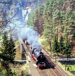 Blick vom Hufstätte-Tunnel auf 01 1066 mit dem 400 t Lastprobezug im Pegnitztal bei Lungsdorf. (06.05.1985) <i>Foto: Joachim Schmidt</i>