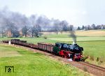 Mit dem mit Schrott beladenen Lastprobezug geht es für 01 1066 bei Bayreuth zurück nach Nürnberg. (06.05.1985) <i>Foto: Joachim Schmidt</i>