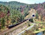 Zwischen Hufstätte- und Rothenfels-Tunnel rollt 01 1066 durch das Pegnitztal. (06.05.1985) <i>Foto: Joachim Schmidt</i>