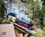 Am nächsten Tag war 01 1066 wieder mit dem Hilfszugwagen unterwegs, in dem sich die Personale aufhielten, die gerade nicht am fahren waren. Vor Velden erscheint die Lastprobefahrt aus dem 185 m langen Sonnenburgtunnel. (07.05.1985) <i>Foto: Joachim Schmidt</i>
