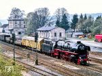 Auf der Fahrt nach Bayreuth passiert 01 1066 mit dem Lastprobezug den (Abzweig-)Bahnhof Schnabelwaid. (07.05.1985) <i>Foto: Joachim Schmidt</i>