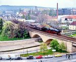 Aus einem Hochhaus am Josephsplatz hatte man diesen schönen Ausblick auf die aus Bayreuth ausfahrende 01 1066, die gerade die Brücke über den Roten Main und die Bundestraße 2 befährt. (07.05.1985) <i>Foto: Joachim Schmidt</i>
