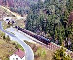 Hinter dem Gotthardtunnel fährt 01 1066 an der Verladestelle der Eckartswerke in Güntersthal bei Velden vorbei. (07.05.1985) <i>Foto: Joachim Schmidt</i>