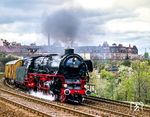 Auch am Mittwoch, den 8. Mai 1985, ging es für 01 1066 nach Bayreuth, diesmal mit Horst Troche persönlich am Regler, der für die Abnahme der Lok auf DB-Strecken angereist war. Der Lastprobezug ist zwischen Nürnberg Hbf und Nürnberg Ost unterwegs. (08.05.1985) <i>Foto: Joachim Schmidt</i>