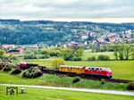 In der Mittagspause übernahm V 200 002 in Bayreuth den Lastprobezug Richtung Neuenmarkt-Wirsberg, aufgenommen bei Trebgast. Anschließend ging es zusammen mit V 160 003 zweimal über die Schiefe Ebene nach Marktschorgast. Dabei wurden auch Anfahrversuche auf der 1:40-Steigung gemacht. (08.05.1985) <i>Foto: Joachim Schmidt</i>