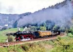 Am gleichen Tag ging es für 01 1066 zum ersten Mal nach Amberg. Die erste Fahrt wurde auf der Steigung von Hartmannshof nach Etzelwang bei Oed festgehalten. (09.05.1985) <i>Foto: Joachim Schmidt</i>