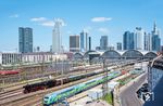 Vom 8. Stockwerk des DB-Regio-Gebäudes hat man diesen atemberaubenden Blick auf die Frankfurter Skyline und den Hauptbahnhof. Dort fährt gerade 01 1104 mit dem "Belle Train"-Sonderzug DPE 347 aus. (13.05.2025) <i>Foto: Atijana Schmidt</i>