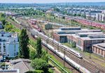 01 1104 fährt mit dem Sonderzug DPE 347 nach Nürnberg am ehemaligen Bw Frankfurt(M)-1 vorbei. (13.05.2025) <i>Foto: Joachim Schmidt</i>