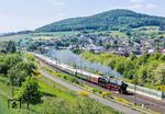 Im Übergang von der alten (heute verschwundenen) Spessartrampe auf die Neubaustrecke bei Laufach kämpft sich 01 1104 die Steigung nach Heigenbrücken hinauf. Nach den Nationalen Sicherheitsvorschriften (Tunnelrichtlinie des Eisenbahn-Bundesamtes) müssen für das Befahren der neuen Tunnels sog. Ausmaßminderungsmaßnahme durchgeführt werden, damit z.B. im Falle eines Brandes im Tunnel das Schadensausmaß nicht erhöht wird. Als Ausmaßminderungsmaßnahme gilt beispielsweise die Notbremsüberbrückung,die verhindert, dass ein Zug aufgrund einer durch Reisende eingeleiteten Notbremsung innerhalb eines Tunnels zum Halten kommt. Die Notbremsüberbrückung (NBÜ) erlaubt es dem Triebfahrzeugführer eine eingeleitete Notbremsung aufzuheben, um so den Zug erst außerhalb des Tunnels zum Halten bringen zu können. Da der historische Sonderzug über keine NBÜ verfügte, wurden die Notbremsen im Zug beim letzten Halt in Aschaffenburg versiegelt, um eine Notbremsbedienung durch die Reisen auszuschließen. Diese Maßnahme wurde beim nächsten Halt in Gemünden (Main) wieder rückgängig gemacht. (13.05.2025) <i>Foto: Joachim Schmidt</i>