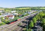 Der Sonderzug DPE 347 fährt mit 01 1104 durch den Bahnhof Rottendorf. Hier trennen sich die Bahnstrecken nach Bamberg sowie nach Nürnberg. (13.05.2025) <i>Foto: Joachim Schmidt</i>