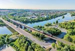 Vor der Kitzinger Stadtkulisse rollt 01 1104 mit DPE 347 nach Nürnberg über den Main. (13.05.2025) <i>Foto: Joachim Schmidt</i>