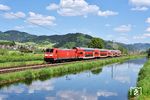 146 238 mit RE 4724 (Konstanz - Karlsruhe) am Gewerbekanal östlich von Haslach. (29.04.2025) <i>Foto: Zeno Pillmann</i>