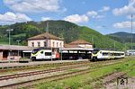 Im Bahnhof Hausach begegnen einander 563 122 als RB 87525 nach Freudenstadt und 563 013 als RB 87639 nach Hornberg. (29.04.2025) <i>Foto: Zeno Pillmann</i>
