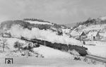 01 094 vom Bw Frankfurt/M-1 fährt an Sylvester 1956 vor dem D 404 (Wiesbaden - Passau) durch den winterlichen Spessart bei Heigenbrücken. (31.12.1956) <i>Foto: Carl Bellingrodt</i>