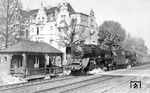 Mit vereinten Kräften befördern 01 212 und 01 209 (beide vom Bw Köln Bbf) den D 270 (Dortmund - Köln - Mannheim - Basel SBB) am Schrankenposten 25 an der Königstraße kurz hinter dem Bonner Hauptbahnhof. (02.05.1958) <i>Foto: Carl Bellingrodt</i>