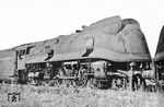 Vor der anrückenden russischen Front verließen im Frühjahr 1945 die hochwertigen Schnellzuglokomotiven der Baureihe 03.10 ihre Breslauer Heimat Richtung Westen. 03 1013 (Foto) erreichte zusammen mit den Räumloks 03 1016 und 03 1082 im April 1945 den Bahnhof Kreiensen, der mit der neuen Aufteilung der Reichsbahndirektionen seit Sommer 1945 zur RBD Hannover gehörte. Im April 1946 wurde 03 1013 (und die rechts zu sehende 03 1016) zur RBD München abgegeben. Ernst Schörner dokumentierte die abgestellten Loks im Bahnhof Lenggries. Während 03 1016 im Süden blieb, wurde 03 1013 am 5. Januar 1948 zurück an die RBD Kassel überwiesen. Bis 11. Dezember 1949 stand 03 1013 dann auf "w" (Warten auf Ausbesserung) im Bw Bebra herum. Ab 12. Dezember 1949 bis 24. März 1950 erfolgte dann eine L4-Hauptuntersuchung bei der Fa. Henschel in Kassel. Anschließend wurde die Lok an das Bw Dortmund Bbf abgegeben. (1947) <i>Foto: Ernst Schörner</i>
