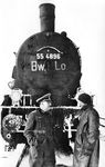 55 4896 im Wintereinsatz in der besetzten Ukraine. Vor der Lok des Bw Losowaja ("BwLo") findet trotz eisiger Kälte eine kurze Unterredung zwischen einem Offizier und einem Kradmelder statt. 55 4896 war vom Reichsverkehrsministerium mit Telegramm Mineis 125 Nr. 1353 vom 11. Juli 1941 zum Osteinsatz verfügt worden. Anschließend rollte sie vom Bw Erfurt in den Osten. Das Kriegsende erlebte die Lok im Bereich der späteren PKP, die sie 1946 in Tp4-219 umzeichnete und im August 1971 ausmusterte.  (1942) <i>Foto: RVM</i>