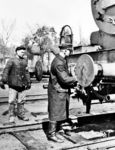 Zu dem RVM-Foto liegen wie so häufig keine näheren Informationen vor. Die Fotografen der Reichsbahndirektionen waren zwischen 1941 und 1943 zwar häufig in den besetzten Gebieten der Ukraine unterwegs, um die Leistungen der Eisenbahn und der Eisenbahner werbewirksam ins Bild zu setzen, ihre genaue Tätigkeit und Reiserouten blieben aber aus Geheimhaltungsgründen verschleiert. So bekam dieses Bild den nichtssagenden Titel "In einem Bw im Osten" zugewiesen. Leider lässt die unvollständig lesbare Nummer der preußischen G 10 auch keine Rückschlüsse auf den Aufnahmeort zu. Anscheinend geht es hier um die Einweisung eines Einheimischen in die Wartung der preußischen Lok. (1942) <i>Foto: RVM (Steiner)</i>