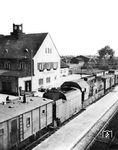 Der Panzerzug Nr. 3 steht mit der gepanzerten Zuglok 57 3293 im Bahnhof Prostken bereit. Der Panzerzug war erst einen Tag vor dem Beginn des Unternehmen Barbarossa, dem deutschen Überfall auf die Sowjetunion, von Thorn an die damalige Grenze zum russisch besetzten Polen verlegt worden. Neben zwei Abstoßwagen zum Schutz vor Minen oder Entgleisung, verfügte der Panzerzug 3 über sechs gepanzerte, mit Maschinengewehren ausgestattete gedeckte Güterwagen und über zwei Artilleriewagen. Mit dem Befehl zum Angriff in den frühen Morgenstunden des 22. Juni 1941 durchstieß der Panzerzug die russischen Grenzstellungen und unterstützte maßgeblich die Einnahme von Grajewo. Nach der Einnahme der Ortschaft begann der Panzerzug mit der Sicherung des deutschen Vorstoßes nach Osten. Nachdem die Umspurung der Gleise voranschritt, rückte der Panzerzug bis nach Brest-Litowsk vor. Das Ende des Zuges erfolgte am 10. Oktober 1944, als sich sowjetische Panzer westlich von Elkuzeme der Ortschaft Vainode (Lettland) näherten. Aufgrund der ausweglosen Lage wurde der Panzerzug am 10. Oktober 1944 gesprengt. (21.06.1941) <i>Foto: Privatfoto</i>