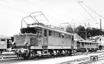 E 44 001 vom Bw München Hbf im Bahnhof Berchtesgaden. Dahinter steht die speziell für die steigungsreiche Strecke Bad Reichenhall–Berchtesgaden entwickelte E 44 104, ab 1938 E 44 504. (1937) <i>Foto: RVM-Filmstelle Berlin (Maey)</i>