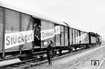 Schon die Deutsche Reichsbahn suchte in den 1930er Jahren eine Antwort auf die wachsende Konkurrenz durch den Lkw. Mit kurzgekuppelten Leig-Einheiten (Leig = Leichter Eilgüterzug) wurde der Stückgut-Schnellverkehr flächendeckend auf dem DRG-Netz eingeführt. Auch die DB führte nach dem Krieg das Konzept weiter, wie dieses Bild aus dem Eilgutbahnhof Hamburg-Eidelstedt zeigt. In den 1970er Jahren konnte der schienengebundene Stückgut-Schnellverkehr nicht mehr mit dem immer flexibler werdenden Lkw- und kombinierten Verkehr mithalten und wurde schrittweise aufgegeben. (1950) <i>Foto: Walter Hollnagel</i>