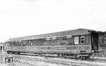Die Waggonfabrik Wegmann & Co. in Kassel entwickelte ab 1937 einen Schlafwagentyp mit Einbettabteilen. Zwei Wagen, hier der 20002, wurden im April 1941 ausgeliefert. Nach 1945 kam der Wagen 20001 zur westdeutschen Schlafwagen- und Speisewagengesellschaft, der Wagen 20002 wurde von der Mitropa in der DDR eingesetzt. Die 26 Meter langen Fahrzeuge waren bis 1950 die längsten Reisezugwagen in Deutschland. Bei der Konstruktion der Wagen wurden bereits alle bekannten Grundsätze des Leichtbaues eingesetzt. Rahmen und Wagenkastenaufbau war als Schweißkonstruktion ausgeführt. Die Fensterteilung der Seitenwand auf der Abteilseite war unterschiedlich und erinnerte an die "Roomettes" in den USA. Die Wagen verfügten über 12 Einbettabteile der zweiten Klasse, die geschachtelt angeordnet waren. Die oberen Abteile waren über drei und die unteren über eine Stufe zugänglich. Die vier Abteile der ersten Klasse waren tiefliegend in Wagenmitte angeordnet. Jedes Abteil besaß eine eigene Wascheinrichtung. Die Wände bestanden aus Kirschbaumholz, die Sitze der ersten Klasse waren rot und die der zweiten Klasse blau bezogen. Die Wände des Seitenganges waren mit Rüster und die Decke mit Bergahorn verkleidet. Insgesamt waren 20 Sitzplätze vorhanden. Die Erste-Klasse-Abteile konnten mit zwei Personen belegt als Zweite-Klasse-Abteile genutzt werden.  (1941) <i>Foto: Werkfoto</i>