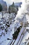 Nach einem kurzen Halt verlässt 52 6666 mit P 9014 den Bahnhof Oberhof (Thür) und wird anschließend in den mit 3039 m längsten Tunnel der DR (Brandleitetunnel) eintauchen. (21.02.1991) <i>Foto: Wolfgang Bügel</i>