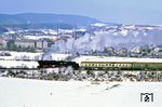Mit dem D 950 (Dresden - Riesa - Leipzig - Erfurt - Arnstadt - Meiningen) geht es für 44 1093 bei Gräfenroda die Rampe nach Gehlberg hinauf. (21.02.1991) <i>Foto: Joachim Bügel</i>