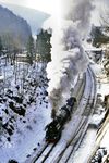 Nach dem planmäßigen Halt im Bahnhof Oberhof (Thür) von 11.56 Uhr bis 11.58 Uhr geht es für 41 1231 mit dem D 554 weiter. In der Bahnhofsausfahrt folgt unmittelbar der 3039 m Brandleitetunnel. (21.02.1991) <i>Foto: Wolfgang Bügel</i>
