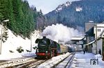 Im Brandleitetunnel begegnete der D 554 mit 41 1231 dem entgegenkommenden D 950 mit 44 1093, der nun um mit kleiner Verspätung um 12.02 Uhr den Bahnhof Oberhof (Thür) erreicht. (21.02.1991) <i>Foto: Wolfgang Bügel</i>