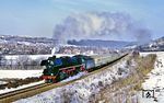 Das Güstener Personal auf 41 1231 wusste mit dem schweren D 902 (Görlitz - Meiningen) umzugehen und zeigte eine perfekte Vorbeifahrt des Zuges bei Gräfenroda. (21.02.1991) <i>Foto: Joachim Bügel</i>