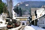 52 6666 ist mit P 9015 (Arnstadt - Meiningen) im Bahnhof Oberhof (Thür) angekommen. Hier wird die Zugkreuzung mit dem D 797 abgewartet. Zum Fahrplanwechsel 2017 wurde der Personenverkehr im Bahnhof Oberhof eingestellt.  (21.02.1991) <i>Foto: Wolfgang Bügel</i>