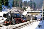 52 6666 vor P 9015 im Bahnhof Oberhof (Thür). Wenige Tage zuvor hatte die Lok im Raw Meiningen den Steifrahmen-Tender (K4 T30, Raw Stendal, Ersatz-Fabriknummer 824) erhalten. Dieser stammte ursprünglich von 52 6660 und war jahrelang als Wasserwagen im Bahnhof Köthen verwendet worden. Anläßlich der Arbeiten im Raw Meiningen (L0) war die Lok weiter dem Auslieferungszustand angepasst worden und erhielt ein neues Führerhausdach, Frostschutzanbauten und passende Windleitbleche (von 50 3512). (21.02.1991) <i>Foto: Wolfgang Bügel</i>