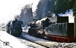 Im Bahnhof Oberhof (Thür) wartet 52 6666 die Einfahrt des D 797 (Meiningen - Cottbus) mit 44 1093 ab. (21.02.1991) <i>Foto: Wolfgang Bügel</i>