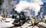 Nach der Einfahrt des D 797 (rechts) geht es für 52 6666 vor P 9015 in Oberhof (Thür) weiter auf dem eingleisigen Abschnitt nach Zella-Mehlis. (21.02.1991) <i>Foto: Wolfgang Bügel</i>