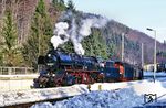 Die auf dem Weg ins Raw Meiningen befindliche 50 0072 (ex 50 3502, ex 50 481) war zwar nicht für die Plandampfveranstaltung eingeplant, stellte aber eine attraktive Zugabe dar, hier bei einem kurzen Halt im Bahnhof Gehlberg. (21.02.1991) <i>Foto: Wolfgang Bügel</i>